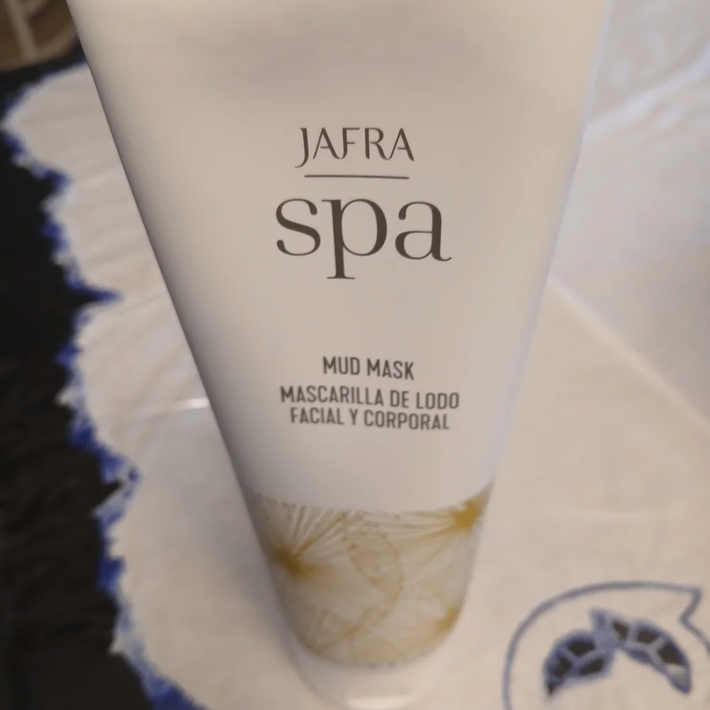 JAFRA Spa Mud Mask in White and Gold